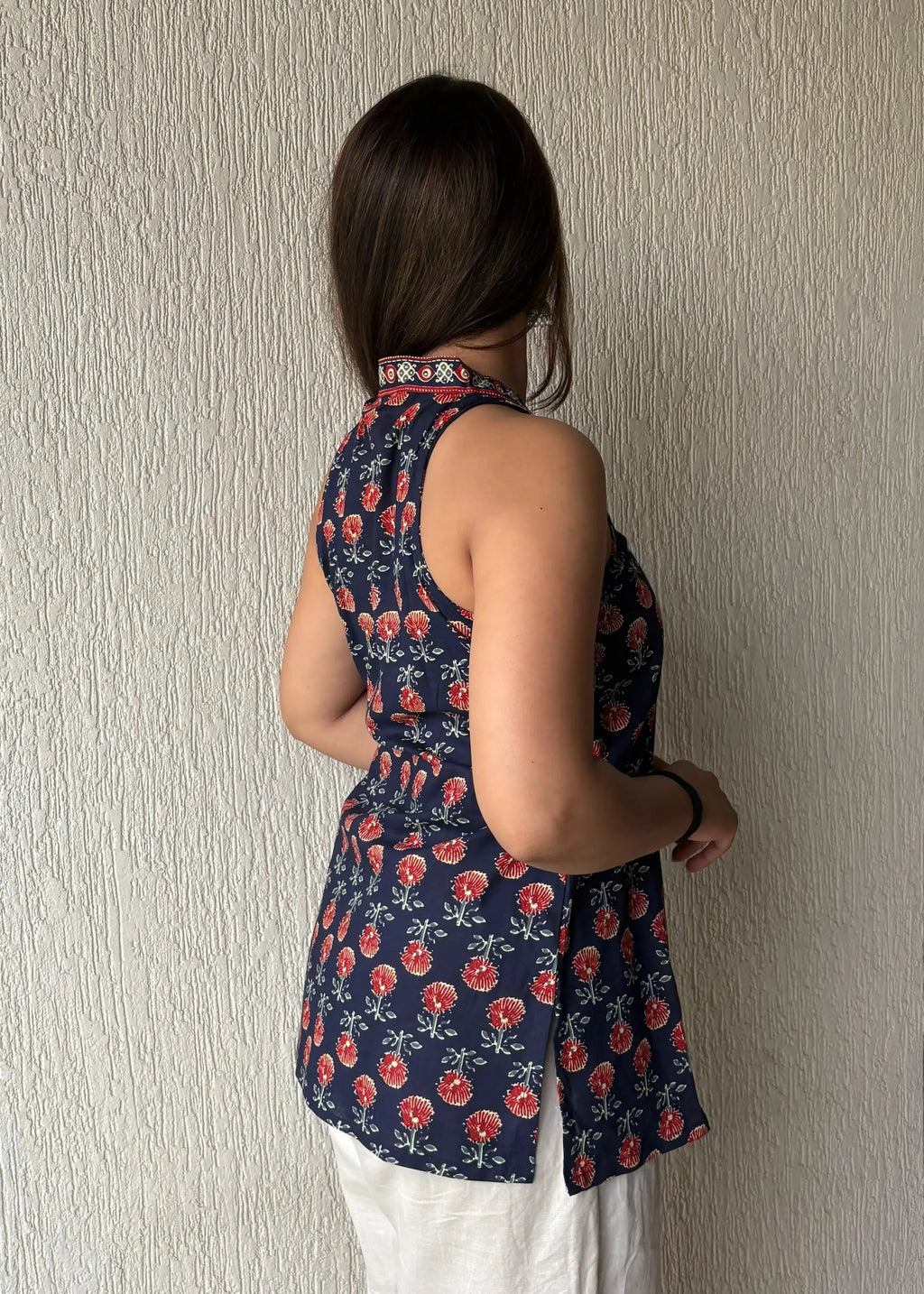 Blue sleeveless wrap-tie cotton short kurti